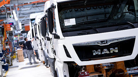 Mitarbeiter von MAN arbeiten an Fahrerkabinen f&uuml;r Lkw im Werk in M&uuml;nchen. Die Jobs gelten dank Zukunftstarifvertrag bis 2035 als sicher.