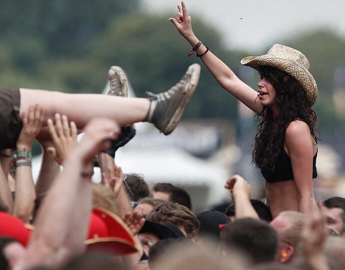 Ein fesches Cowgirl auf dem Rücken eines Rock-Bullen.