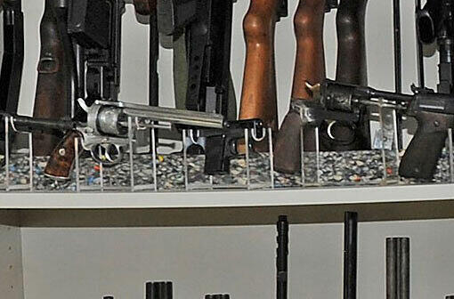 Maschinengewehre, Revolver, Pistolen und jede Menge Munition: Diese und noch mehr Schusswaffen hat die Polizei bei einem Münchner Arzt gefunden. Die Bilder