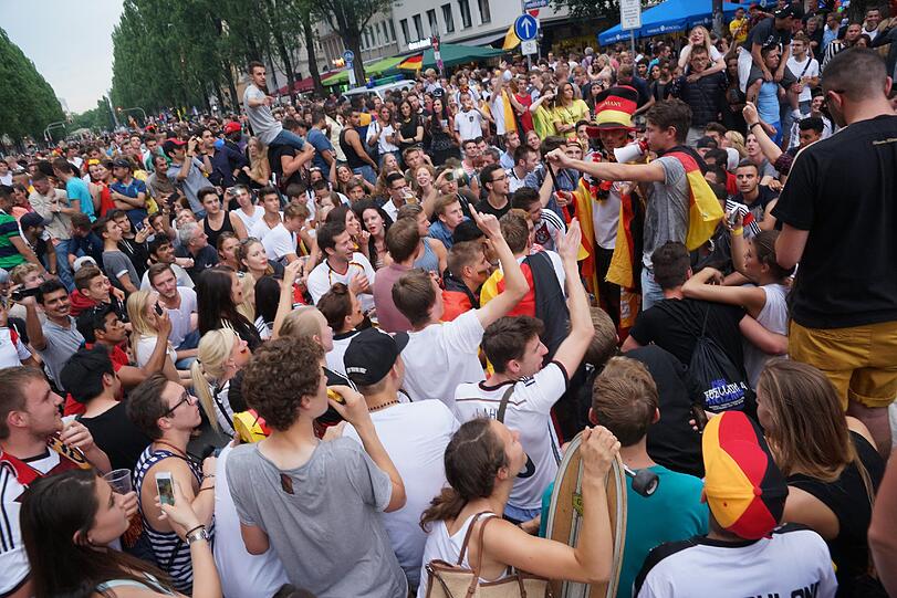 München steht Kopf und feiern den Einzug der deutschen Nationalmannschaft ins Halbfinale der Weltmeisterschaft!