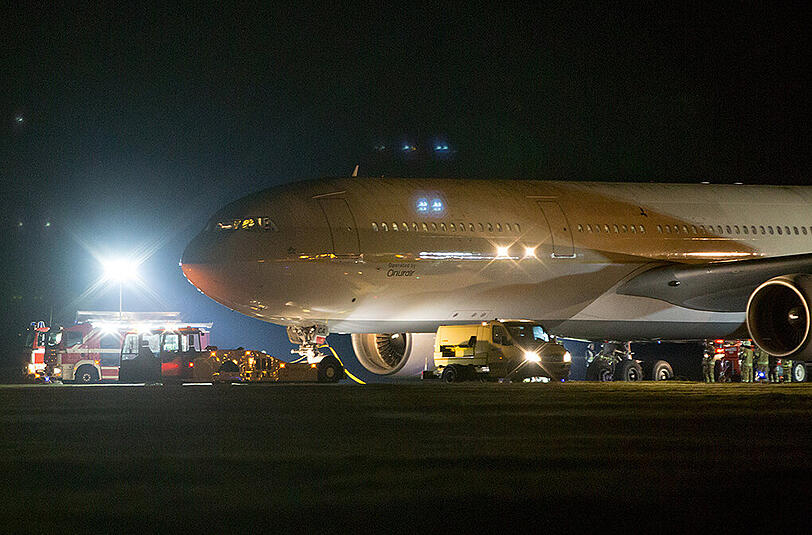 Bei der Landung auf dem Nürnberger Flughafen ist ein Airbus A330 von der Landebahn gerutscht. Die Bilder von der Bergung.