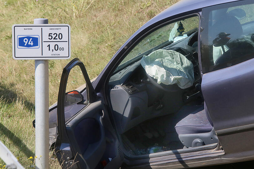 Der Fahrer wollte die Zigarette aus dem Fußraum aufheben und kam dabei mit 150 Sachen von der Fahrbahn ab. Die Bilder von den Aufräumarbeiten.