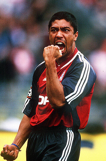 3. Giovane Elber &ndash; der Samba-Stürmer: Keiner ließ sich mit mehr Lebensfreude und positiver Energie von den Verteidigern umholzen, keiner feierte seine Tore so schön wie der Brasilianer, der 1997 vom VfB Stuttgart kam. 140 Tore in 266 Partien. Heute trifft der 44-Jährige noch in Bayerns Allstar-Team und führt in seiner Heimat eine Rinderfarm.