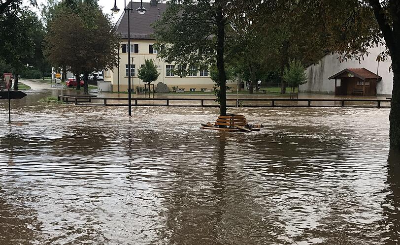 Nach Hagel und Starkregen standen in Otting rund 80 Haushalte bis zu einem Meter hoch unter Wasser.
