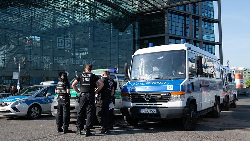 Polizeibeamte stehen vor dem Hauptbahnhof.