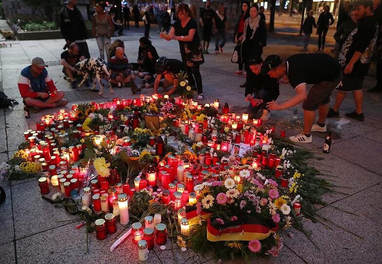 Chemnitz hat sich innerhalb von wenigen Stunden zum Pulverfass entwickelt. Nach dem gewaltsamen Tod eines 35-Jährigen marschierten innerhalb kürzester Zeit rechte Demonstranten auf - ihnen stellten sich am Montag linke Demonstranten gegenüber. Um ein unmittelbares Aufeinandertreffen zu verhindern, rückte die Polizei mit Hundertschaften an. Die Bilder aus Chemnitz.