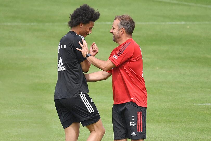 Bei der ersten Einheit der Neuen herrscht gleich gute Stimmung. Sané kabbelt sich mit seinem neuen Chefcoach Hansi Flick. Ob die leichte Verspätung von Sané der Grund dafür war? Klicken Sie durch die Trainingsbilder vom Freitag!