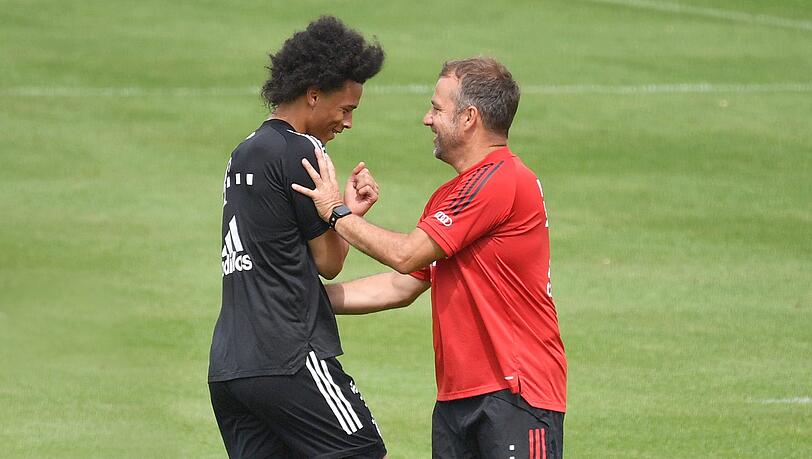 Bei der ersten Einheit der Neuen herrscht gleich gute Stimmung. Sané kabbelt sich mit seinem neuen Chefcoach Hansi Flick. Ob die leichte Verspätung von Sané der Grund dafür war? Klicken Sie durch die Trainingsbilder vom Freitag! Bei der ersten Einheit der Neuen herrscht gleich gute Stimmung. Sané kabbelt sich mit seinem neuen Chefcoach Hansi Flick. Ob die leichte Verspätung von Sané der Grund dafür war? Klicken Sie durch die Trainingsbilder vom Freitag!