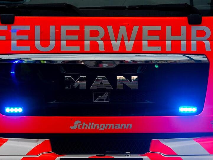 Ein Blick auf einen Einsatzwagen der Feuerwehr. Foto: Mohssen Assanimoghaddam/Archiv