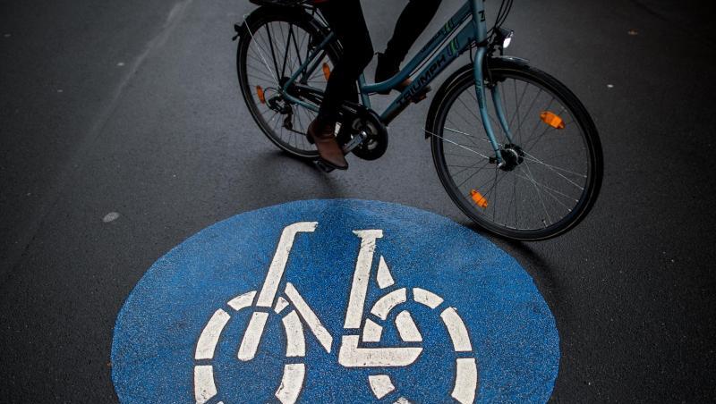 Eine Fahrradfahrerin fährt an der Fahrbahnmarkierung einer sogenannten Fahrradstraße vorbei. Foto: Hauke-Christian Dittrich/Archivbild Eine Fahrradfahrerin fährt an der Fahrbahnmarkierung einer sogenannten Fahrradstraße vorbei. Foto: Hauke-Christian Dittrich/Archivbild