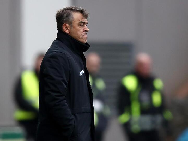 Der Fürther Trainer Damir Buric verfolgt den Spielverlauf. Foto: Daniel Karmann/Archiv
