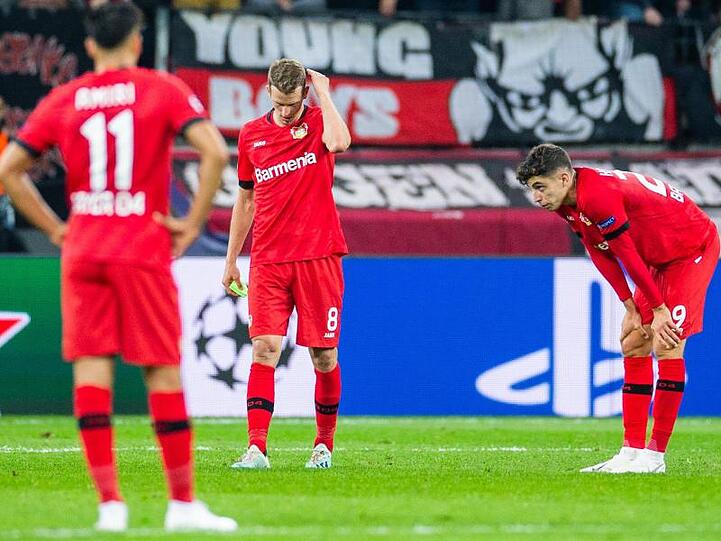 Kai Havertz (r-l) und Lars Bender und Leverkusens Nadiem Amiri (l) sind nach der Niederlage enttäuscht.