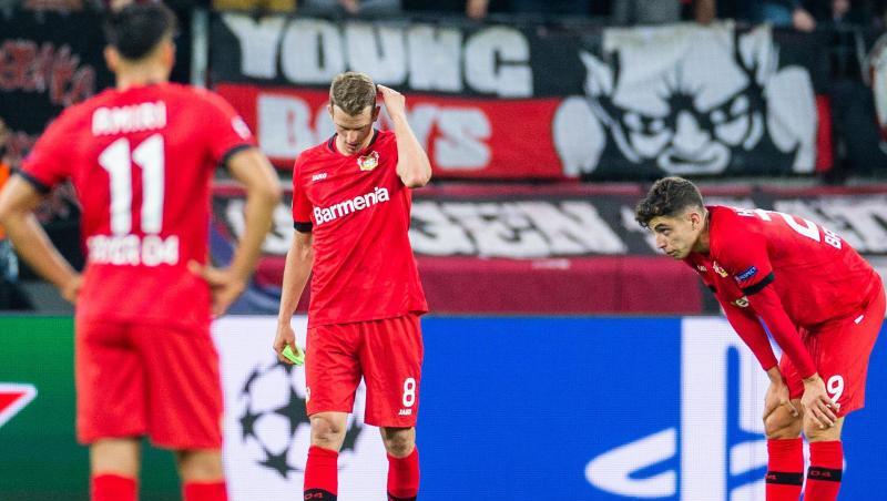 Kai Havertz (r-l) und Lars Bender und Leverkusens Nadiem Amiri (l) sind nach der Niederlage enttäuscht.