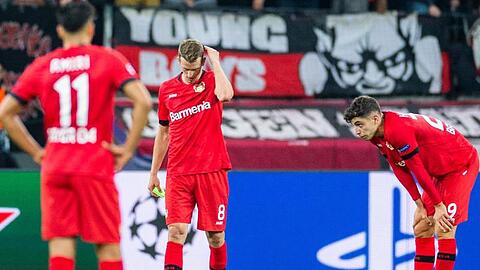 Kai Havertz (r-l) und Lars Bender und Leverkusens Nadiem Amiri (l) sind nach der Niederlage enttäuscht.