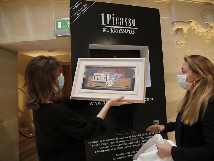 Die Organisatoren der Tombola, Peri Cochin (l) und Arabenne Reille, und Pablo Picassos Stillleben "Nature Mort".