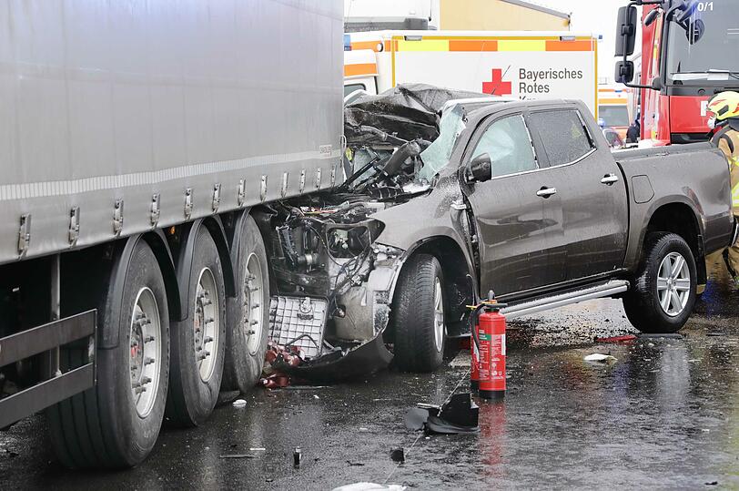 Der Fahrer des Pickups (54) und seine 20 Jahre alte Beifahrerin wurden bei dem Unfall schwer verletzt und kamen mit je einem Rettungshubschrauber ins Krankenhaus.