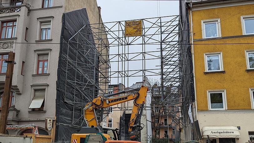 Johannisplatz: die Arbeiten in der Tiefe der Baugrube laufen. Bis 2021 stand hier ein schlichtes Wohnhaus lange fast leer.