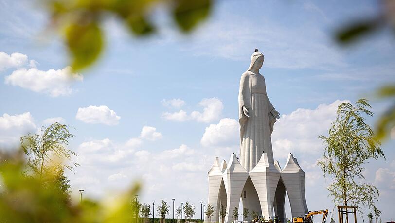 Die riesige Marienstatue im polnischen Dorf Konotopie gilt als die gr&ouml;&szlig;te Europas.