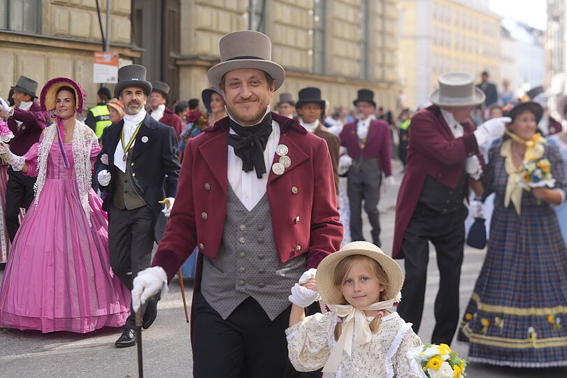 Bald 100 Jahre alt ist der Verein um die Gesellige Bürgerzunft "Alt-Monachia" alt. Seine Kleidung entspricht der Mode zwischen 1830 und 1860. Bald 100 Jahre alt ist der Verein um die Gesellige Bürgerzunft "Alt-Monachia" alt. Seine Kleidung entspricht der Mode zwischen 1830 und 1860.