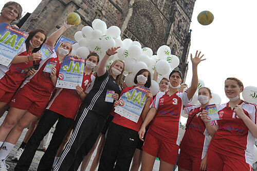 Die Handball-Mädels des 1. FCN machen vor der Lorenzkirche Werbung für den echten Nichtraucherschutz.