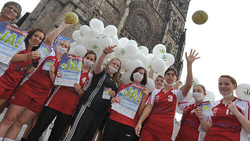 Die Handball-Mädels des 1. FCN machen vor der Lorenzkirche Werbung für den echten Nichtraucherschutz. Die Handball-Mädels des 1. FCN machen vor der Lorenzkirche Werbung für den echten Nichtraucherschutz.