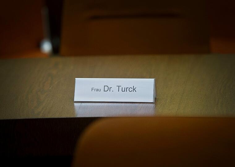 Ein Namensschild der Mutter des erschossenen Staatsanwaltes, Frau Dr. Turck, steht am 05.11.2012 im Verhandlungssaal im Landgericht in München.