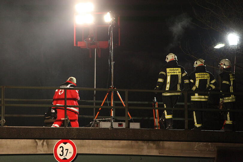 Die Feuerwehr evakuierte die Fahrgäste. Die Bilder vom Einsatzort.