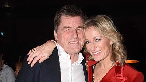 Da lacht und strahlt das Glück: Monika Gruber und Thomas Überall.