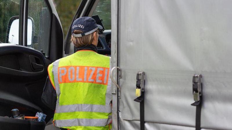 Eine Polizistin kontrolliert am Rastplatz einen Transporter. (Symbolfoto)