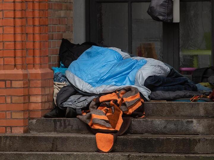 Ein Obdachloser liegt in einem Eingang einer Kirche in Berlin. Obdachlos sind den Zahlen der Wohungslosenhilfe zufolge etwa 41.000 Menschen in Deutschland.