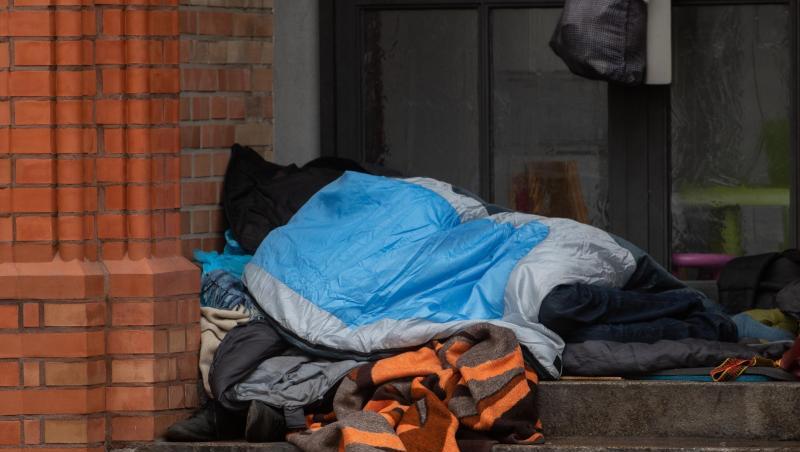 Ein Obdachloser liegt in einem Eingang einer Kirche in Berlin. Obdachlos sind den Zahlen der Wohungslosenhilfe zufolge etwa 41.000 Menschen in Deutschland. Ein Obdachloser liegt in einem Eingang einer Kirche in Berlin. Obdachlos sind den Zahlen der Wohungslosenhilfe zufolge etwa 41.000 Menschen in Deutschland.