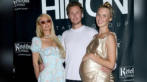 Paris Hilton (li.) mit ihrem Bruder Barron und dessen Frau Tessa im Juni.