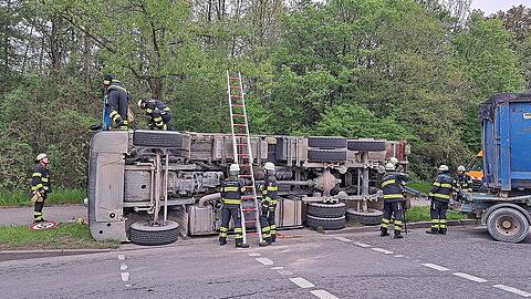 Mit zahlreichen Einsatzkräften versuchte die Feuerwehr, den Lkw wieder auf seine vier Räder zu bringen.