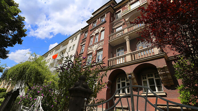 Wer in München oder dem Umland ein Haus erbt, weiß oft nicht, wie er die Erbschaftssteuer bezahlen soll – der Verkauf bleibt dann mitunter die einzige Lösung.