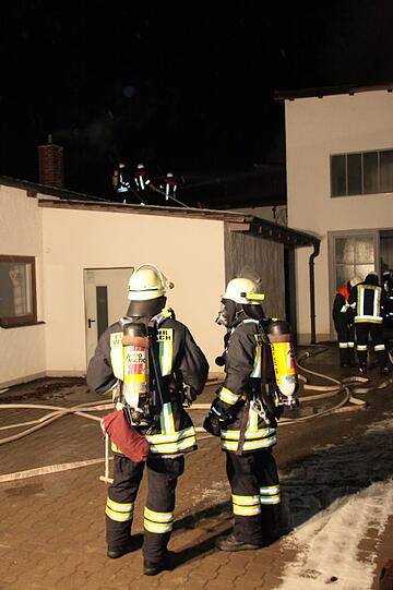 Im Landkreis Mühldorf ist in der Nacht von Mittwoch auf Donnerstag der Dachstuhl eines Ziegelwerks in Aubenham bei Obergkirchen ausgebrannt. Die Ermittlungen zur Brandursache laufen noch.