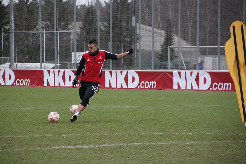 Freistoßtraining: Timo Gebhart legt nach der Mannschaftseinheit noch eine Sonderschicht ein.