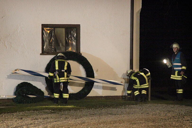 In Heldenstein krachte ein Maibaum auf ein Haus - und riss dabei eine Stromleitung ab.