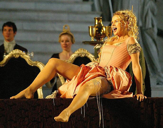 Als dralle, frivole Buhlschaft: Veronica Ferres 2003 auf der Bühne beim Jedermann in Salzburg.
