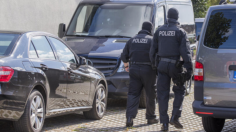 Den Ermittlern zufolge sollen sich die Verdächtigen mit Lebensmitteln sowie mit Munition für ihre legal beschafften Waffen eingedeckt haben.