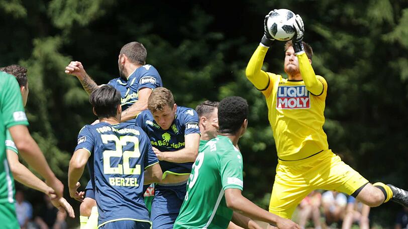 Der Torwart des VfB Eichstätt musste zweimal hinter sich greifen.