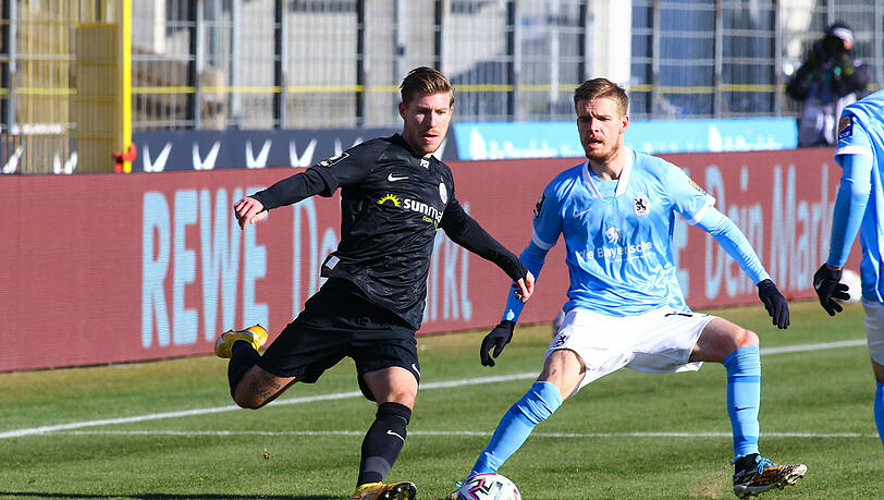 Philip Türpitz - hier im Zweikampf mit Sechzigs Daniel Wein - wird mit dem TSV 1860 in Verbindung gebracht.