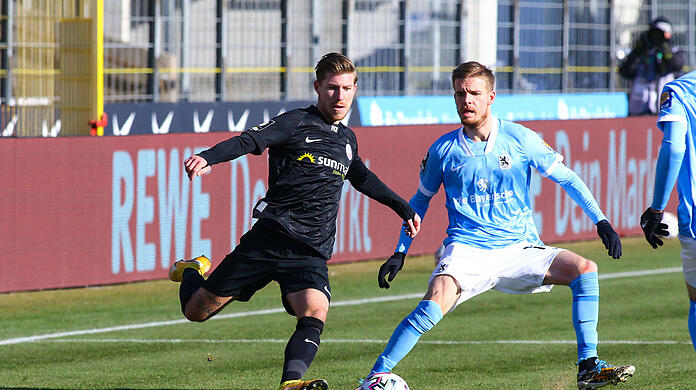 Philip Türpitz - hier im Zweikampf mit Sechzigs Daniel Wein - wird mit dem TSV 1860 in Verbindung gebracht.
