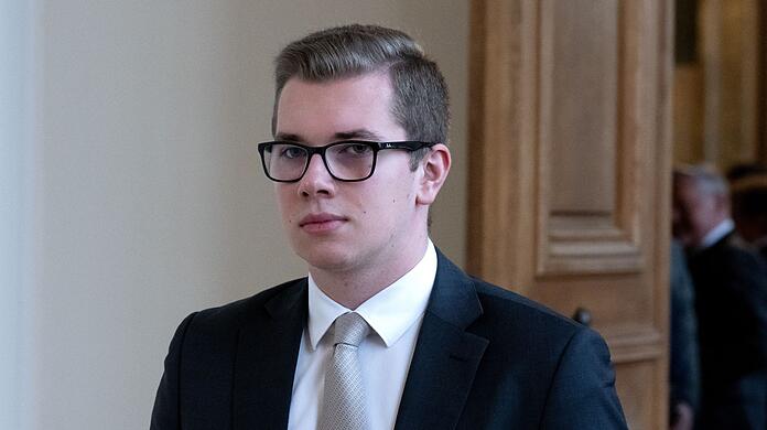 Daniel Halemba, AfD-Politiker, kommt im bayerischen Landtag zu einer Plenarsitzung.