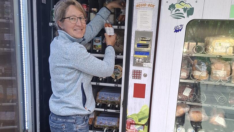 Schweinswürstl, Rinderlende und mehr: Maria Eberl und ihr Hofladen-Automat vom Wiesheu-Hof in Johanneskirchen.