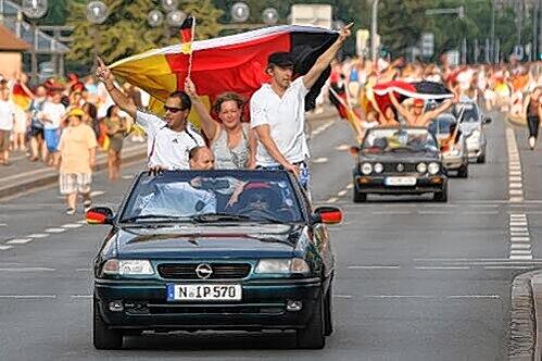 Bei jedem Sieg obligatorisch: Nach dem Schlusspfiff trafen sich die Fans am Plärrer zum gemeinsamen Hupkonzert im Autokorso.