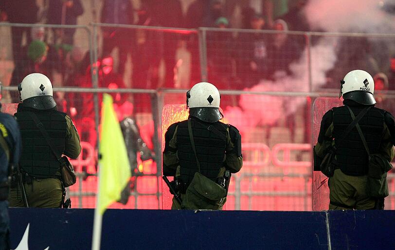 Schwere Aussreitungen in Athen: Im Duell zwischen Panathinaikos und Olympiakos geriet der Fußball zur Nebensache. Chaoten ließen es im Athener Stadion brennen, es gab viele Verletzte. Das Spiel wurde abgebrochen. Die Bilder