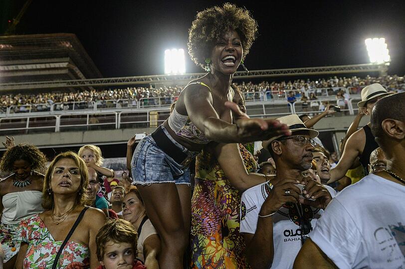 In Rio de Janeiro, der Karneval-Stadt schlechthin, sind die Leute aus dem Häuschen. Kaum zu glauben dass diese Bilder von einer Probe stammen.