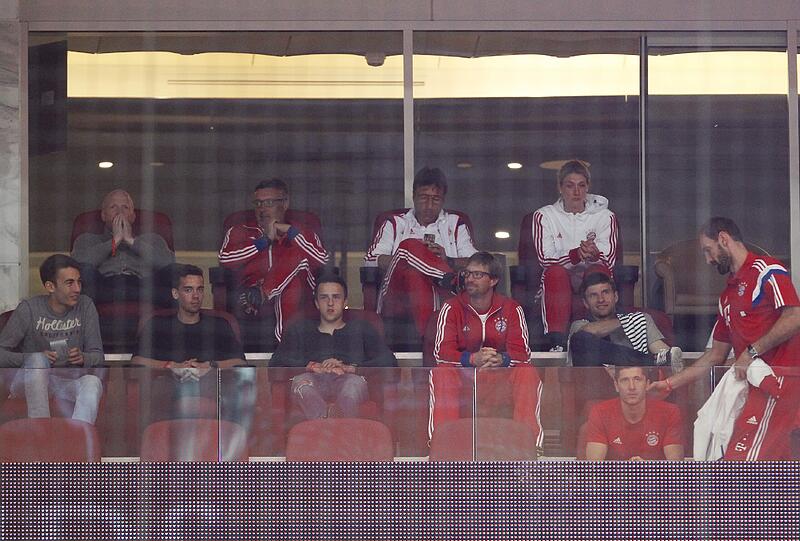 Die FCB-Spieler verfolgten den Auftaktsieg der Handballer live.