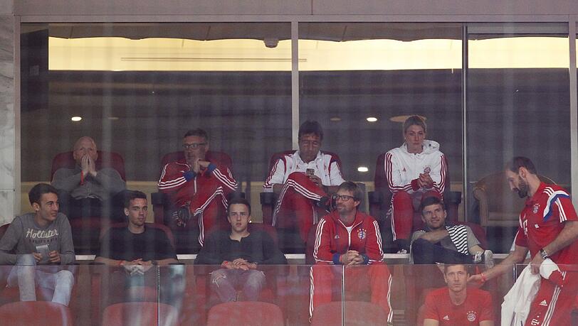 Die FCB-Spieler verfolgten den Auftaktsieg der Handballer live. Die FCB-Spieler verfolgten den Auftaktsieg der Handballer live.