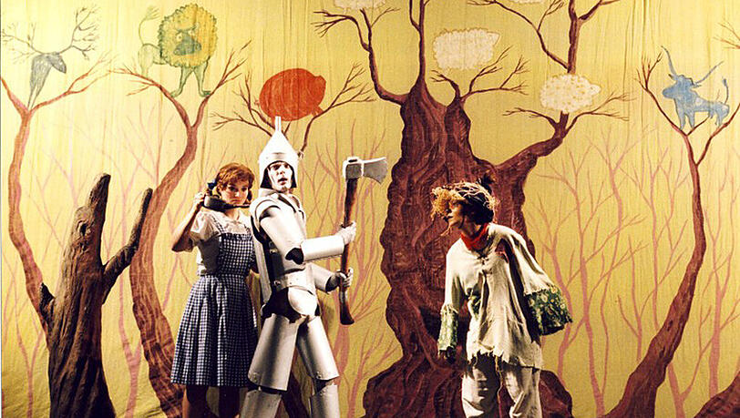 Dorothy (l.) mit Zinnmann und Vogelscheuche. Dorothy (l.) mit Zinnmann und Vogelscheuche.